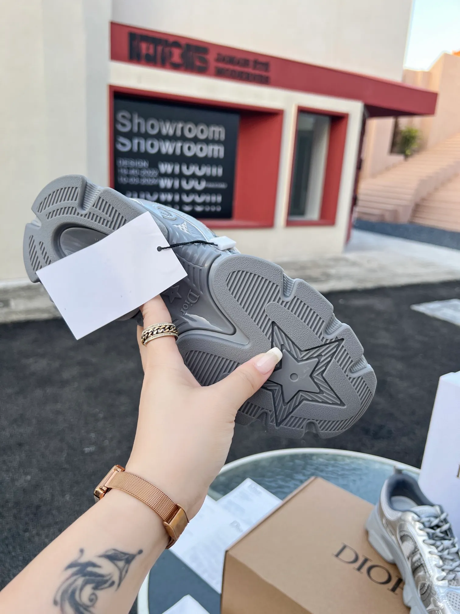👟👟Ex-factory price 600👟👟 High version couple model🍸 Dior Dior | 2024 ˢˢDilraba, many stars have the same style. L’s 2024 spring and summer new products. The latest popular Chrono series, thick-soled mesh color-blocking running shoes, dad shoes, casual sports shoes series〰 Original purchase, development and production👍🏻This Dior Chrono sneaker is made of white and black mesh fabric with leather effect panels. The CD logo on both sides, the star patch on the tongue and the Dior logo on the heel, many details highlight the style. The two-tone laces, lightweight sole and star embellishment allow for a casual look all year round, complementing a variety of casual or elegant pieces. ♺Upper: Original imported first-layer cowhide + mesh ♺Inner lining: Original customized breathable lining ♺Outsole: Original molded EVA super light and super soft outsole ♺Heel height: 4.5cm ♺Size: Female 35-41 Male 39-45 (Female 40.41 Male 45 customized)